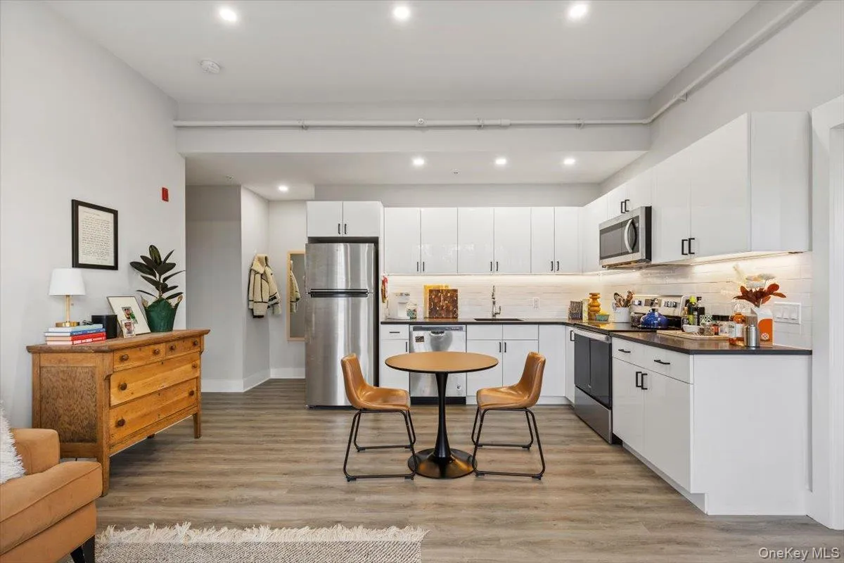 49 Beekman Avenue, Mount Pleasant, NY, 1 Bedroom Bedrooms, 3 Room Rooms,1 BathroomBathrooms,Residential Lease,For Rent,Beekman,0,1064167 49 Beekman Avenue, Mount Pleasant, NY, 1 Bedroom Bedrooms, 3 Room Rooms,1 BathroomBathrooms,Residential Lease,For Rent,Beekman,0,1064167