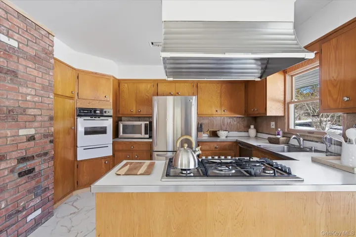 1 Oceanview Road, Southampton, New York 11946