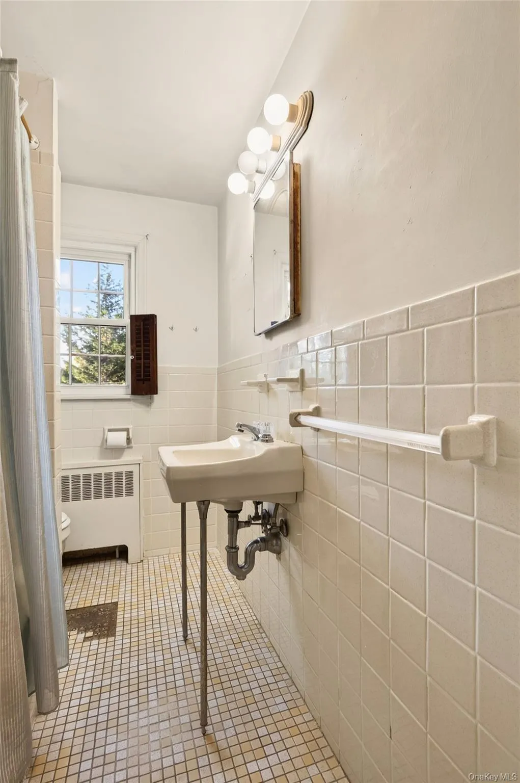 Second floor full bathroom Second floor full bathroom