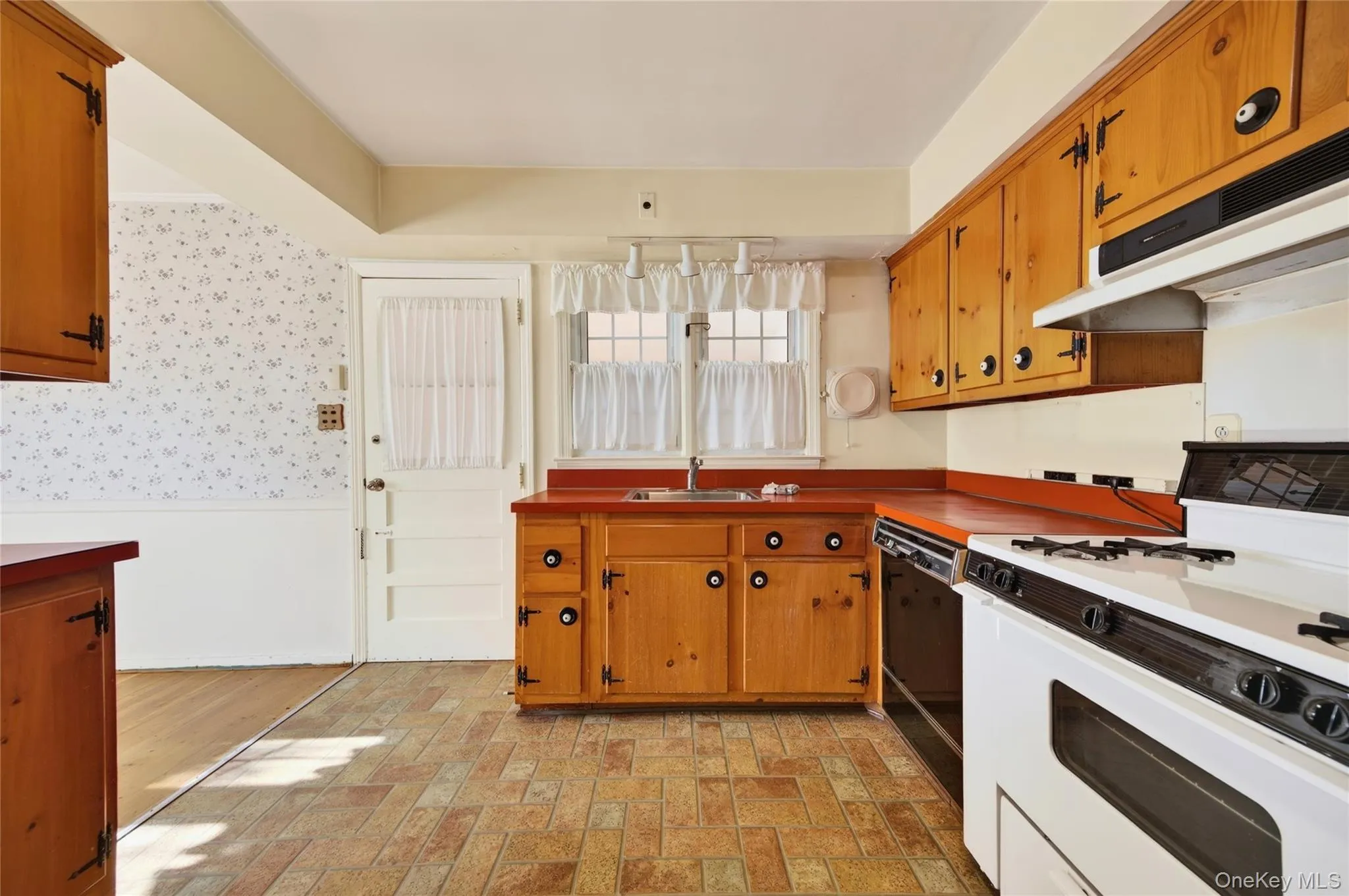 35 Ross Lane, Oyster Bay, NY, 4 Bedrooms Bedrooms, 7 Rooms Rooms,2 BathroomsBathrooms,Residential,For Rent,Ross,0,1064291 35 Ross Lane, Oyster Bay, NY, 4 Bedrooms Bedrooms, 7 Rooms Rooms,2 BathroomsBathrooms,Residential,For Rent,Ross,0,1064291