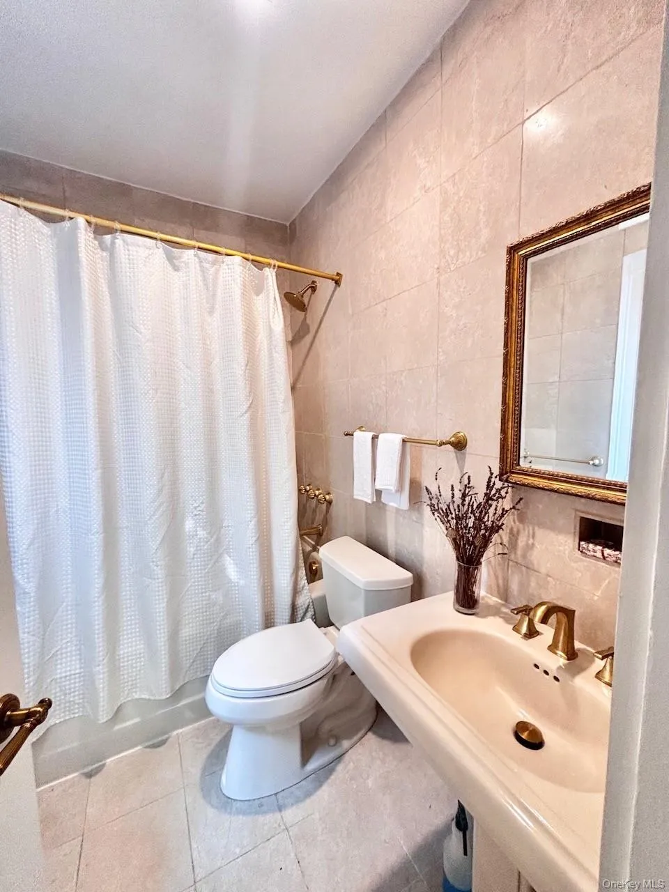Marble bath in the second ensuite bedroom Marble bath in the second ensuite bedroom