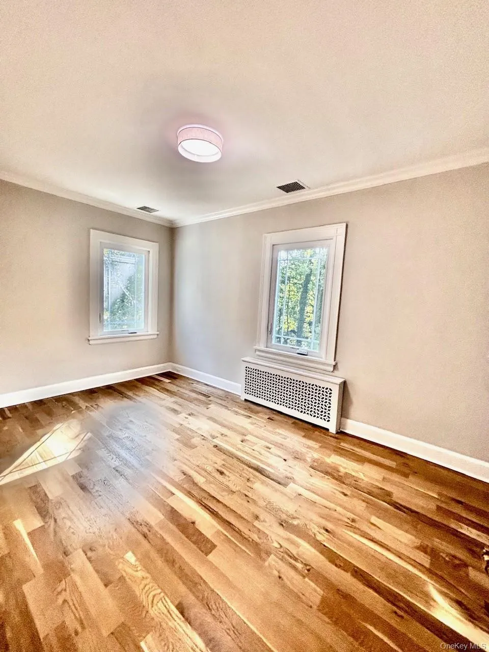 Medium sized bedroom will fit a queen bed Medium sized bedroom will fit a queen bed