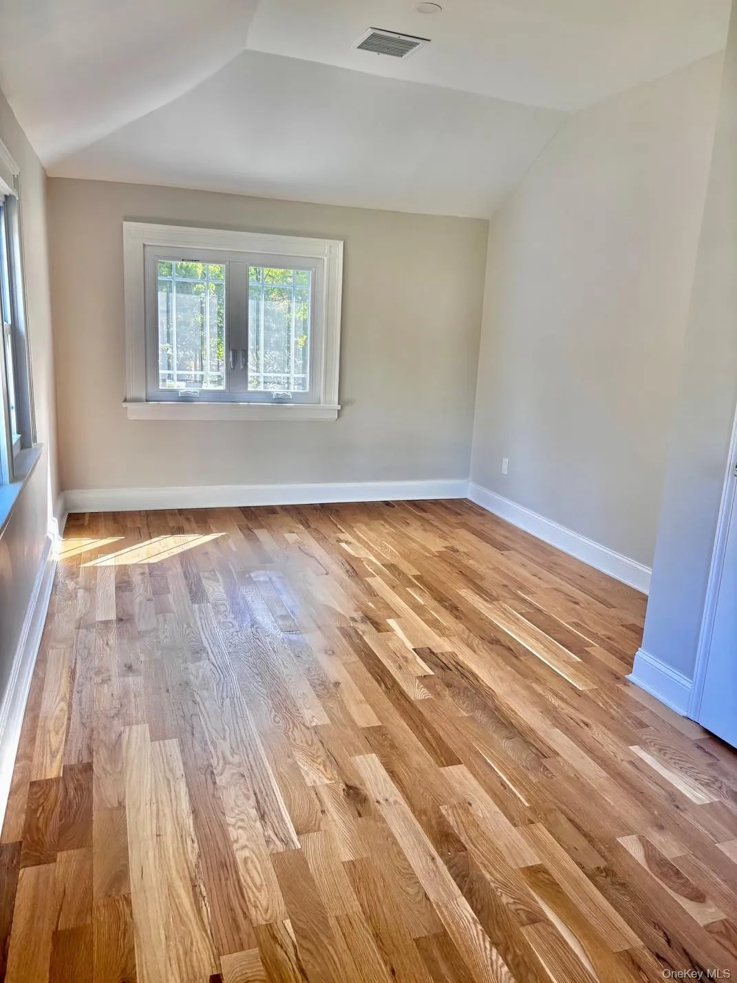 Medium sized bedroom will fit a queen bed Medium sized bedroom will fit a queen bed