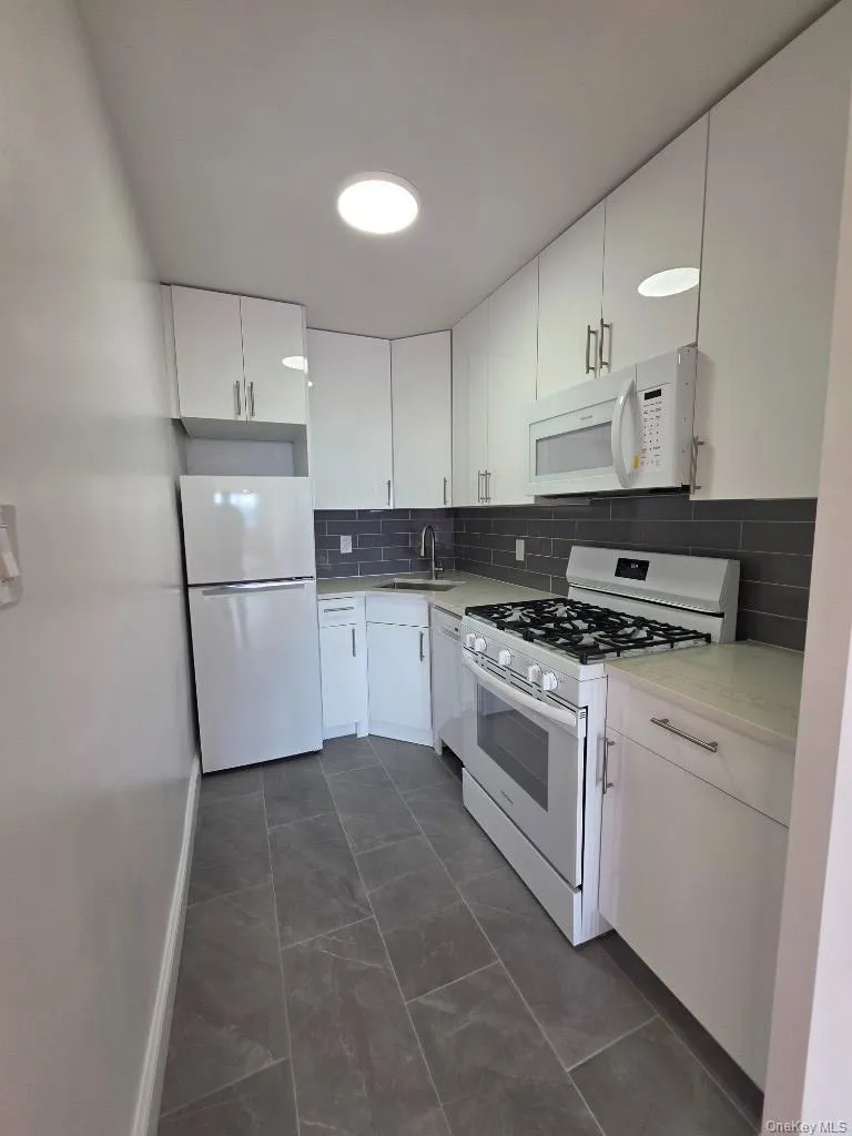 61-20 Grand Central Parkway, New York, NY, 1 Bedroom Bedrooms, 3 Rooms Rooms,1 BathroomBathrooms,Residential,For Rent,Grand Central,0,1064396 61-20 Grand Central Parkway, New York, NY, 1 Bedroom Bedrooms, 3 Rooms Rooms,1 BathroomBathrooms,Residential,For Rent,Grand Central,0,1064396
