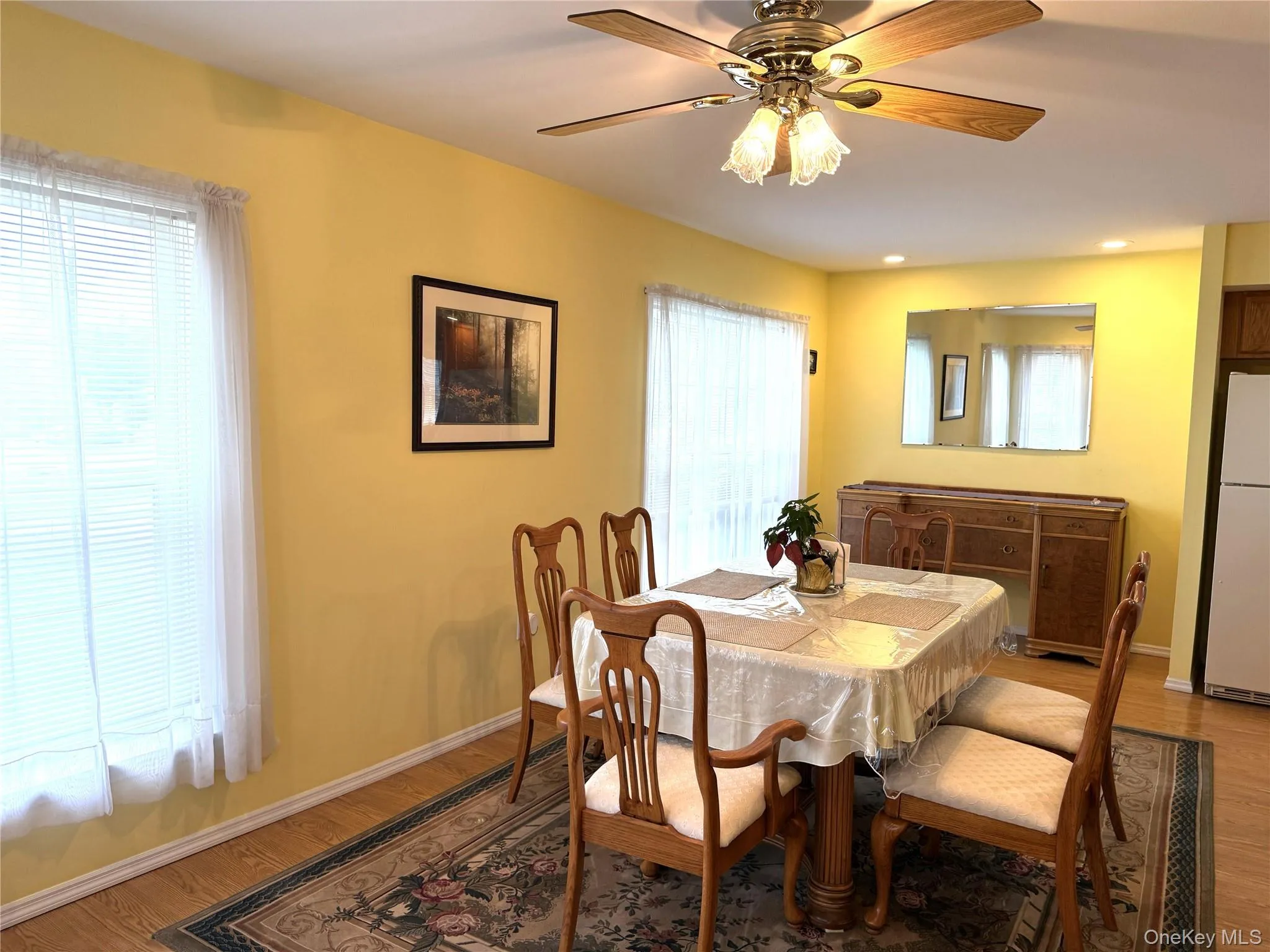 Spacious and cheery dining room. Spacious and cheery dining room.