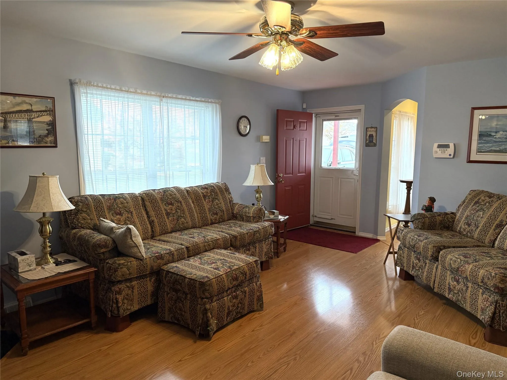 Spacious Living Room with well-maintained floors. Spacious Living Room with well-maintained floors.