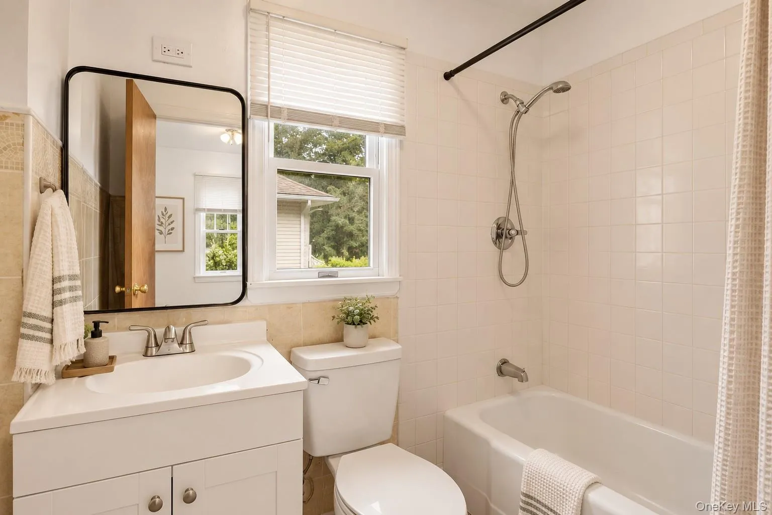 3 Edgewood Avenue, Brookhaven, NY, 2 Bedrooms Bedrooms, 6 Rooms Rooms,1 BathroomBathrooms,Residential Lease,For Rent,Edgewood,0,1064487 3 Edgewood Avenue, Brookhaven, NY, 2 Bedrooms Bedrooms, 6 Rooms Rooms,1 BathroomBathrooms,Residential Lease,For Rent,Edgewood,0,1064487