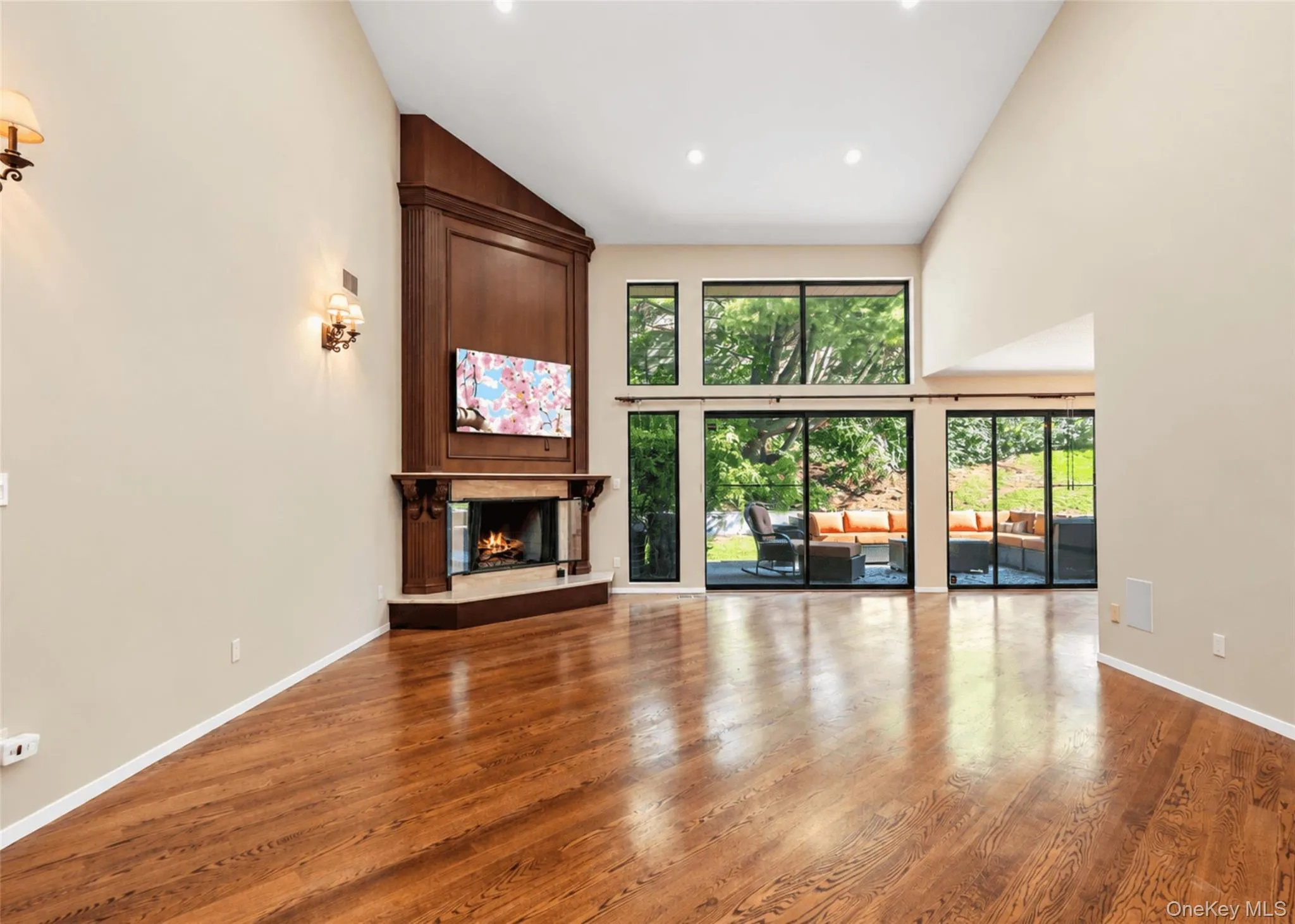 Sliding Glass Doors to Deck for Versatile Entertaining Sliding Glass Doors to Deck for Versatile Entertaining