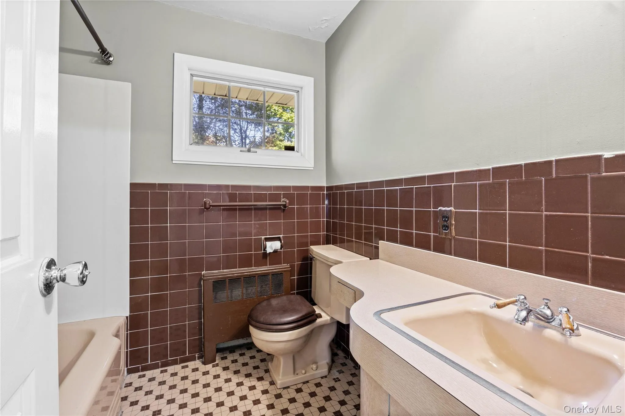 2ND LEVEL HALL BATH-Tub/shower combo 2ND LEVEL HALL BATH-Tub/shower combo
