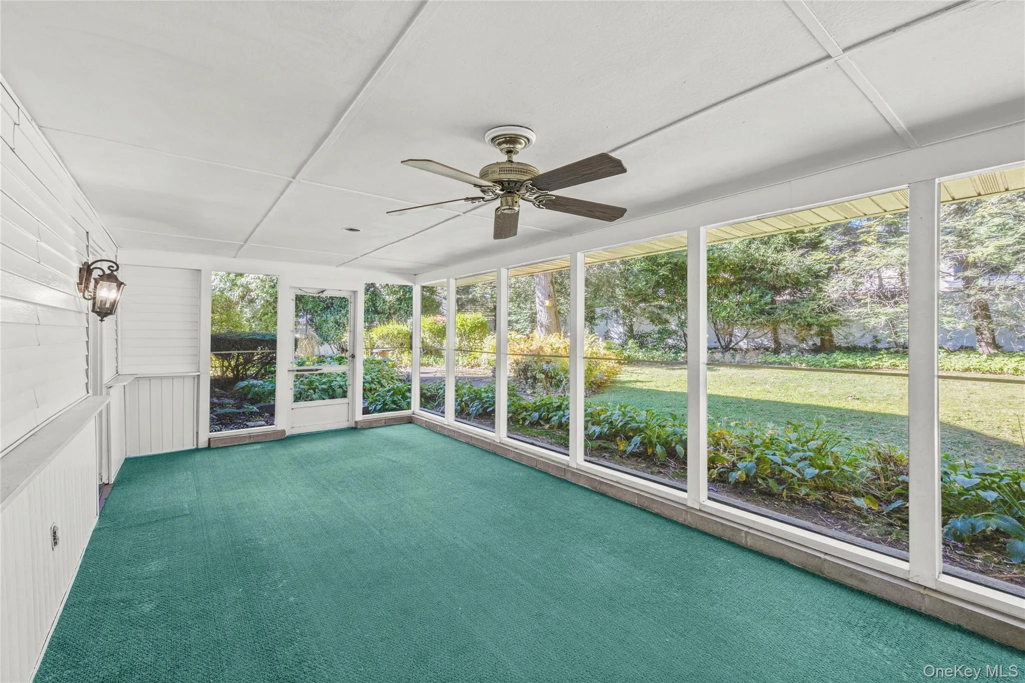 LOWER LEVEL-Screened Sunroom LOWER LEVEL-Screened Sunroom