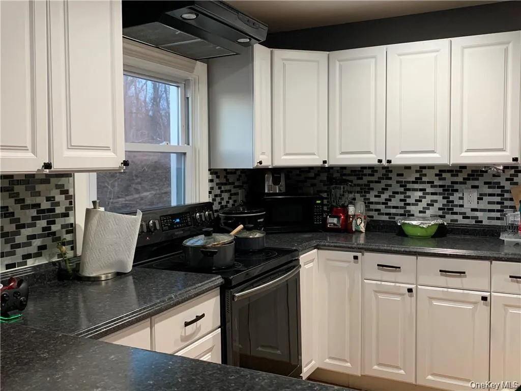 Nicely updated kitchen with breakfast bar Nicely updated kitchen with breakfast bar