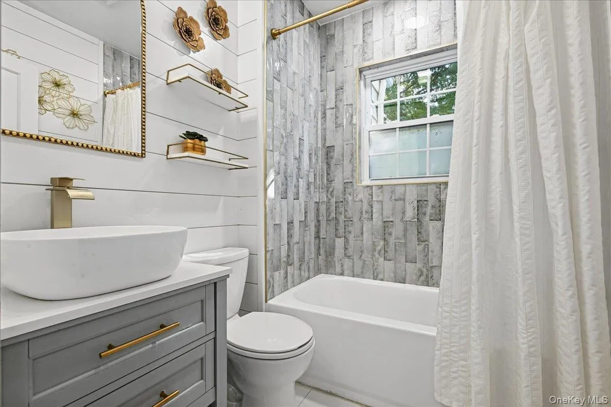 76 Powell Place, Oyster Bay, NY, 3 Bedrooms Bedrooms, 8 Rooms Rooms,1 BathroomBathrooms,Residential,For Rent,Powell,0,1064865 76 Powell Place, Oyster Bay, NY, 3 Bedrooms Bedrooms, 8 Rooms Rooms,1 BathroomBathrooms,Residential,For Rent,Powell,0,1064865