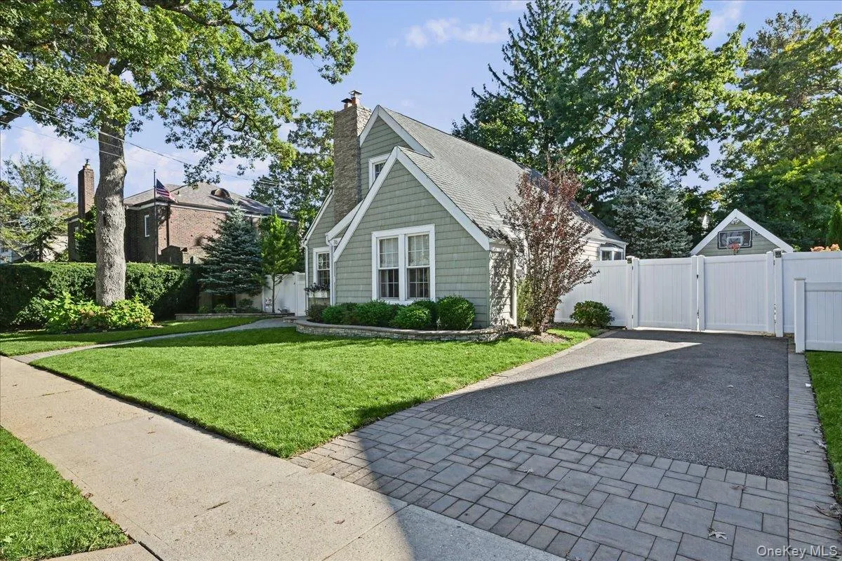76 Powell Place, Oyster Bay, NY, 3 Bedrooms Bedrooms, 8 Rooms Rooms,1 BathroomBathrooms,Residential,For Rent,Powell,0,1064865 76 Powell Place, Oyster Bay, NY, 3 Bedrooms Bedrooms, 8 Rooms Rooms,1 BathroomBathrooms,Residential,For Rent,Powell,0,1064865