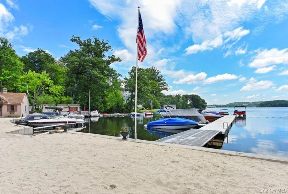 "MAHOPAC WOODS ASSOCIATION" featuring a 100' Sandy Beach and BOAT DOCK! "MAHOPAC WOODS ASSOCIATION" featuring a 100' Sandy Beach and BOAT DOCK!