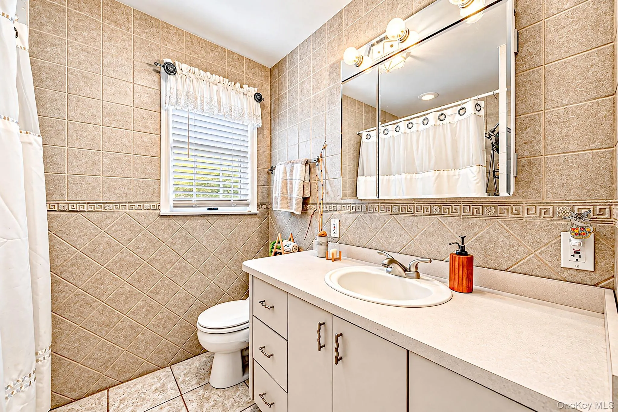 37 Florence Avenue, Smithtown, NY, 2 Bedrooms Bedrooms, 10 Rooms Rooms,2 BathroomsBathrooms,Residential,For Rent,Florence,0,1064946 37 Florence Avenue, Smithtown, NY, 2 Bedrooms Bedrooms, 10 Rooms Rooms,2 BathroomsBathrooms,Residential,For Rent,Florence,0,1064946