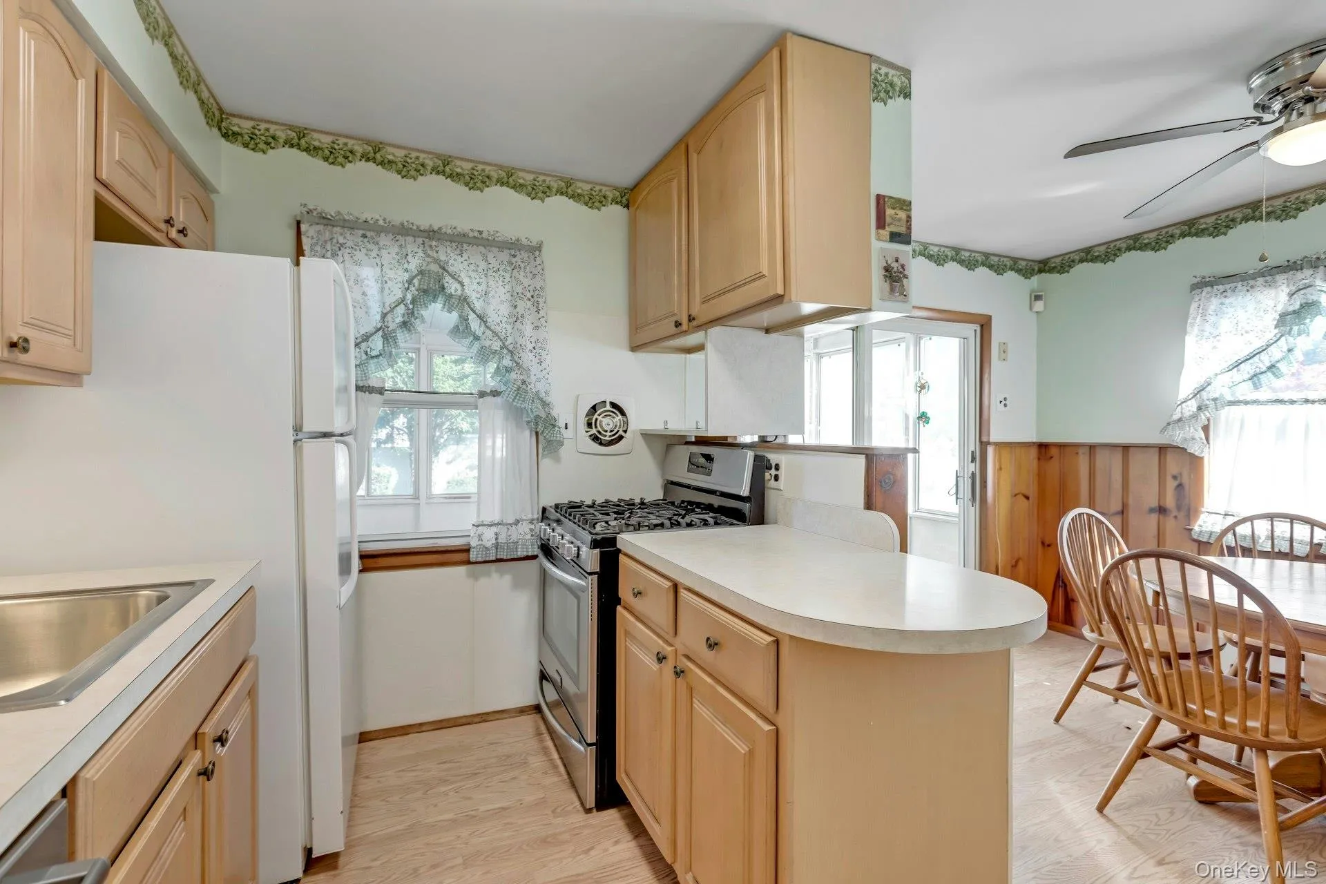 105 Oak Street, Oyster Bay, NY, 4 Bedrooms Bedrooms, 6 Rooms Rooms,2 BathroomsBathrooms,Residential,For Rent,Oak,0,1065061 105 Oak Street, Oyster Bay, NY, 4 Bedrooms Bedrooms, 6 Rooms Rooms,2 BathroomsBathrooms,Residential,For Rent,Oak,0,1065061