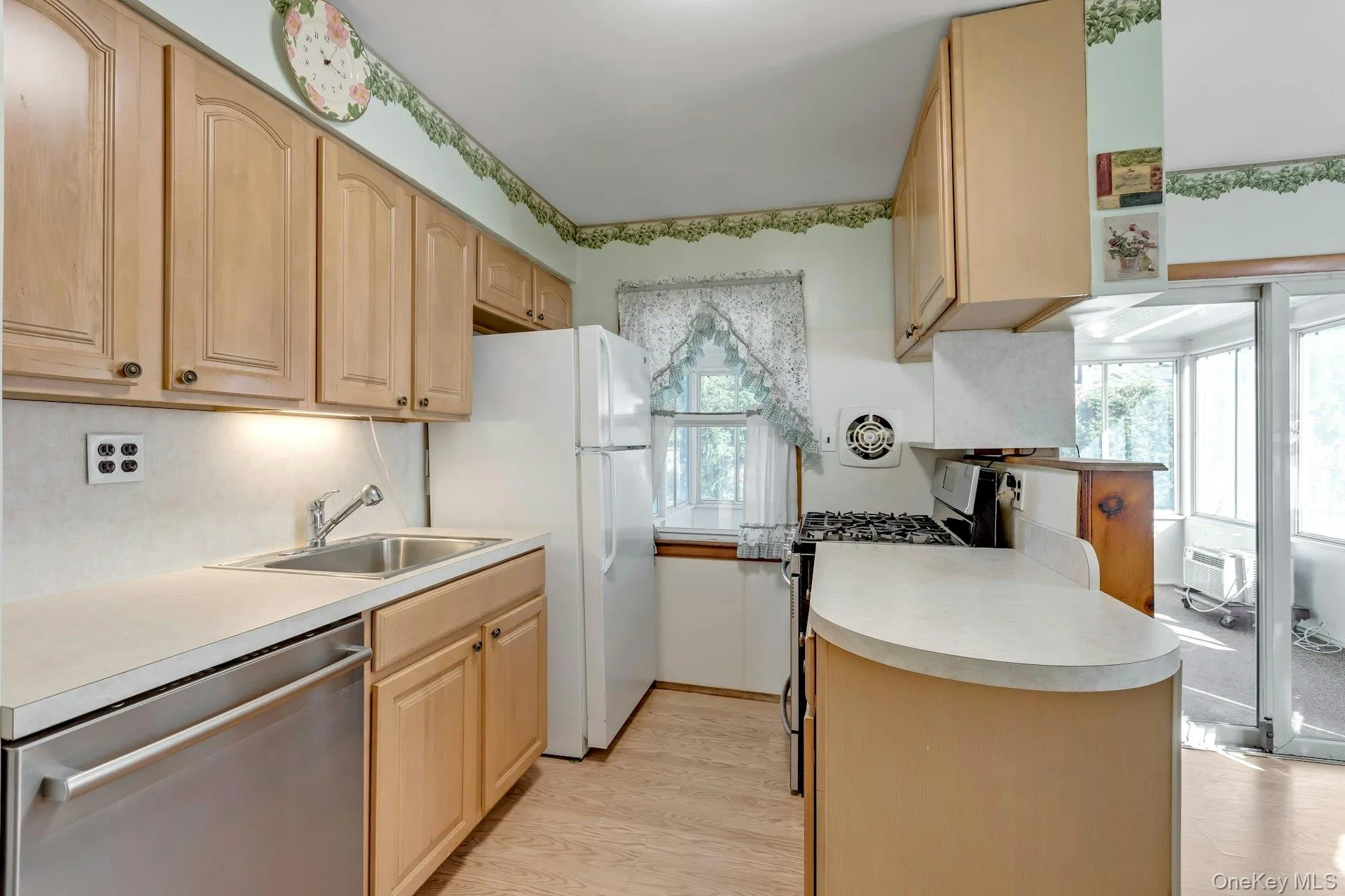 105 Oak Street, Oyster Bay, NY, 4 Bedrooms Bedrooms, 6 Rooms Rooms,2 BathroomsBathrooms,Residential,For Rent,Oak,0,1065061 105 Oak Street, Oyster Bay, NY, 4 Bedrooms Bedrooms, 6 Rooms Rooms,2 BathroomsBathrooms,Residential,For Rent,Oak,0,1065061
