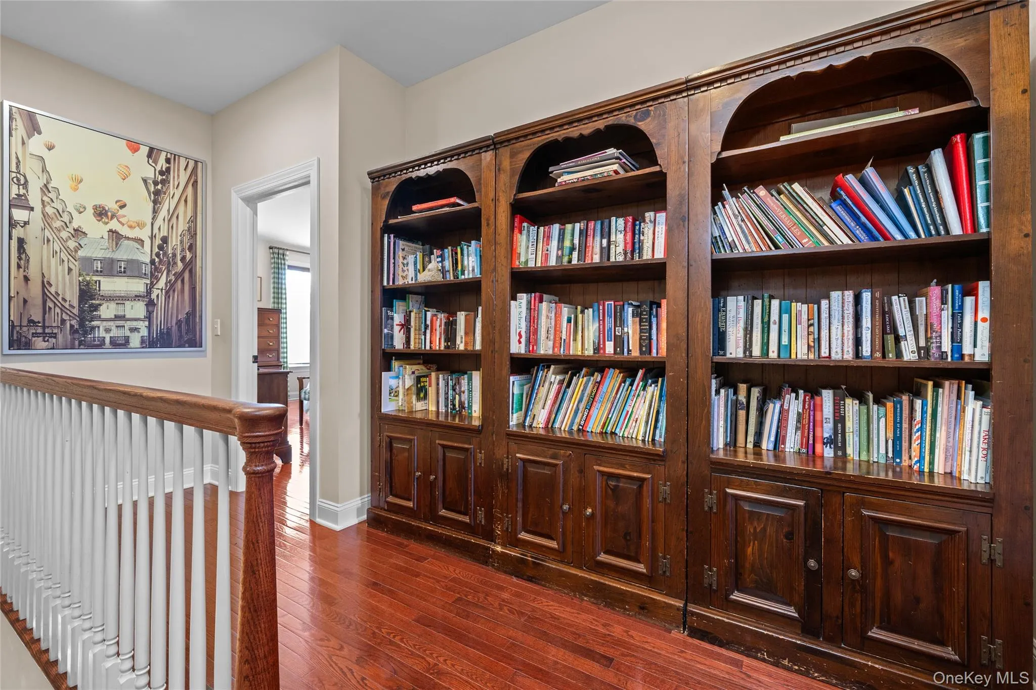 Looking toward the primary bedroom, this hallway recess easily serves as a library. Looking toward the primary bedroom, this hallway recess easily serves as a library.