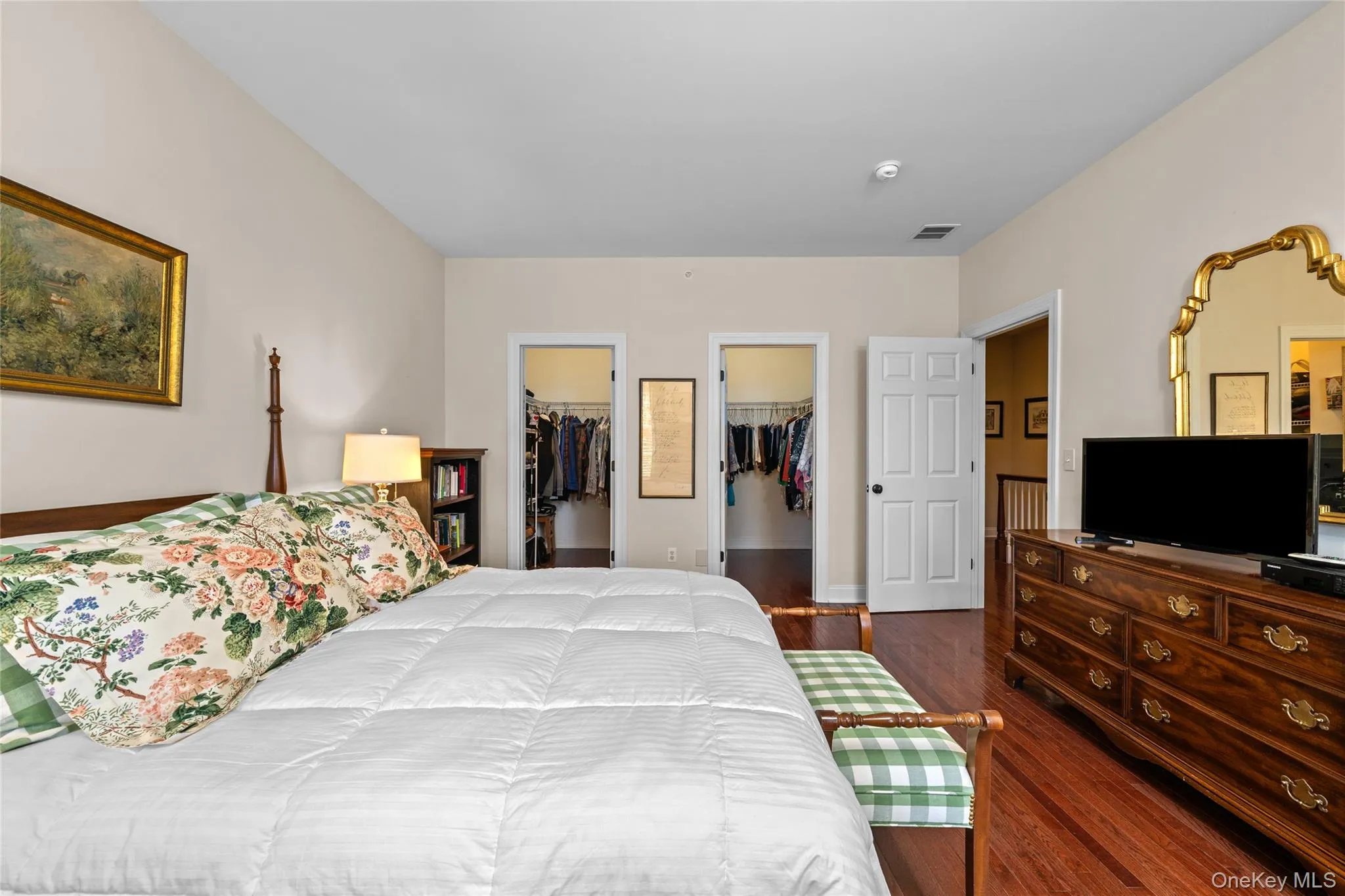 Two spacious walk-in closets! Two spacious walk-in closets!