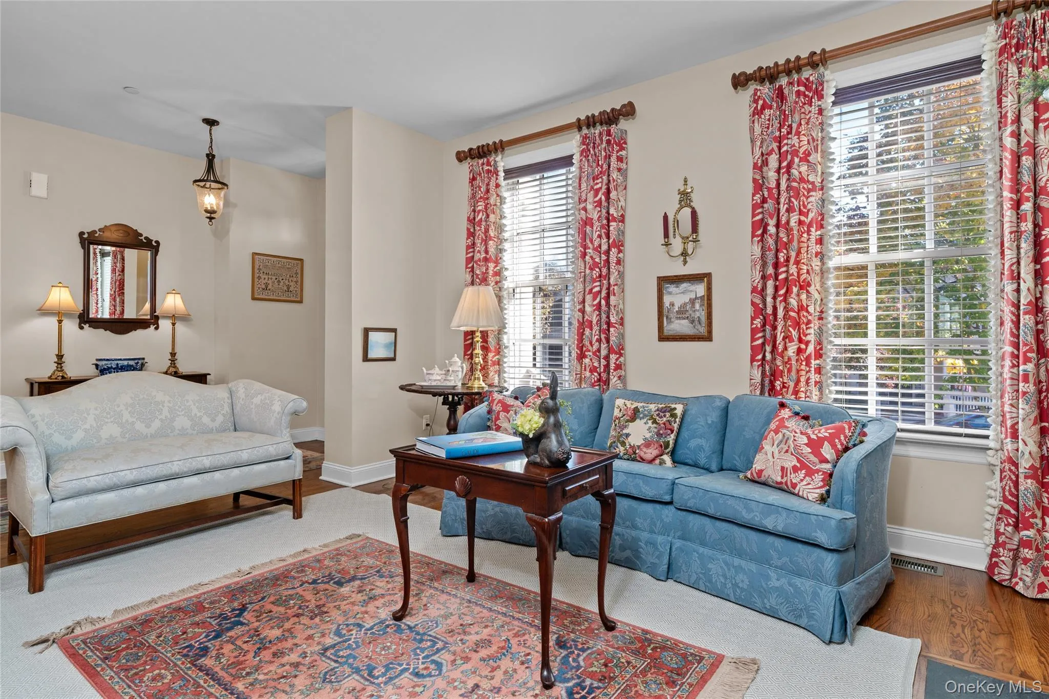 Note the clever separation between the front door and entry foyer and your living room. Note the clever separation between the front door and entry foyer and your living room.