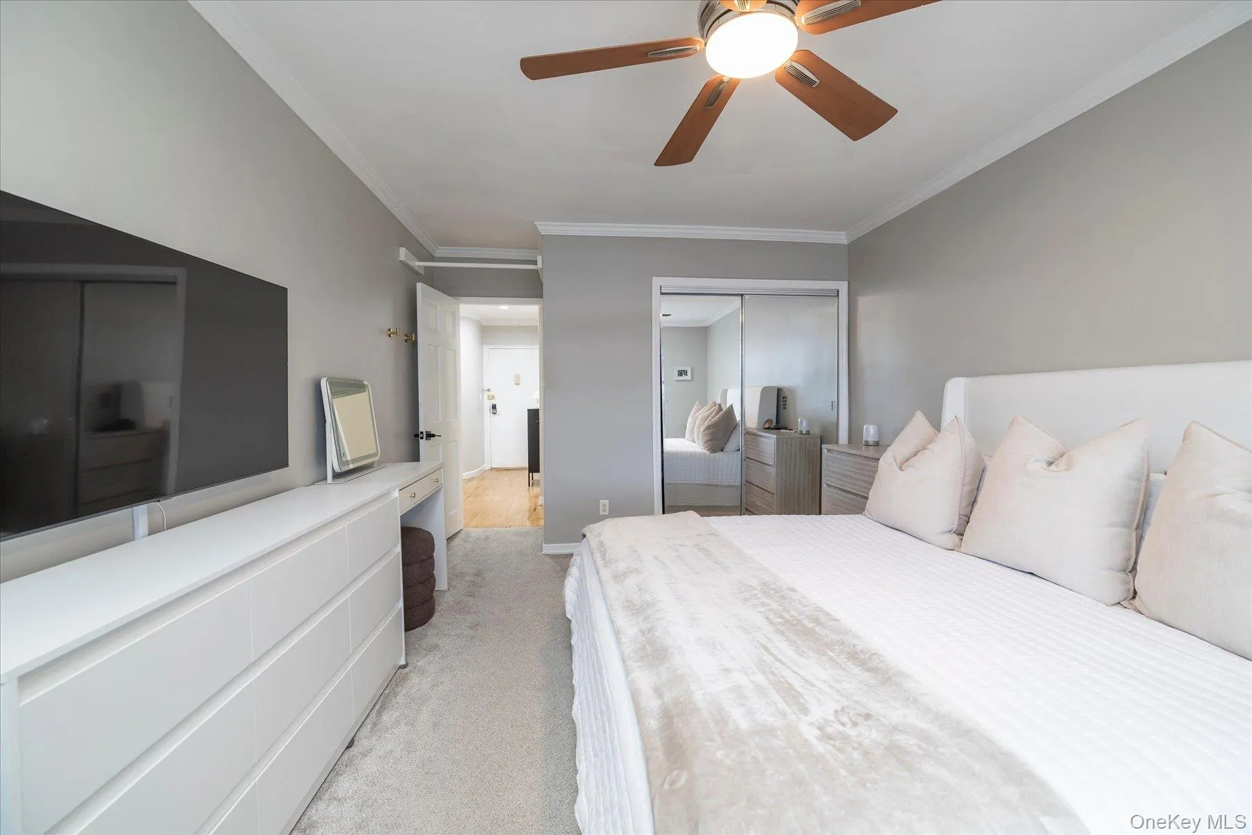 Large Bedroom with plenty of natural light Large Bedroom with plenty of natural light