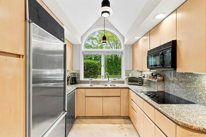 73 Gingerbread Lane, East Hampton, New York 11937