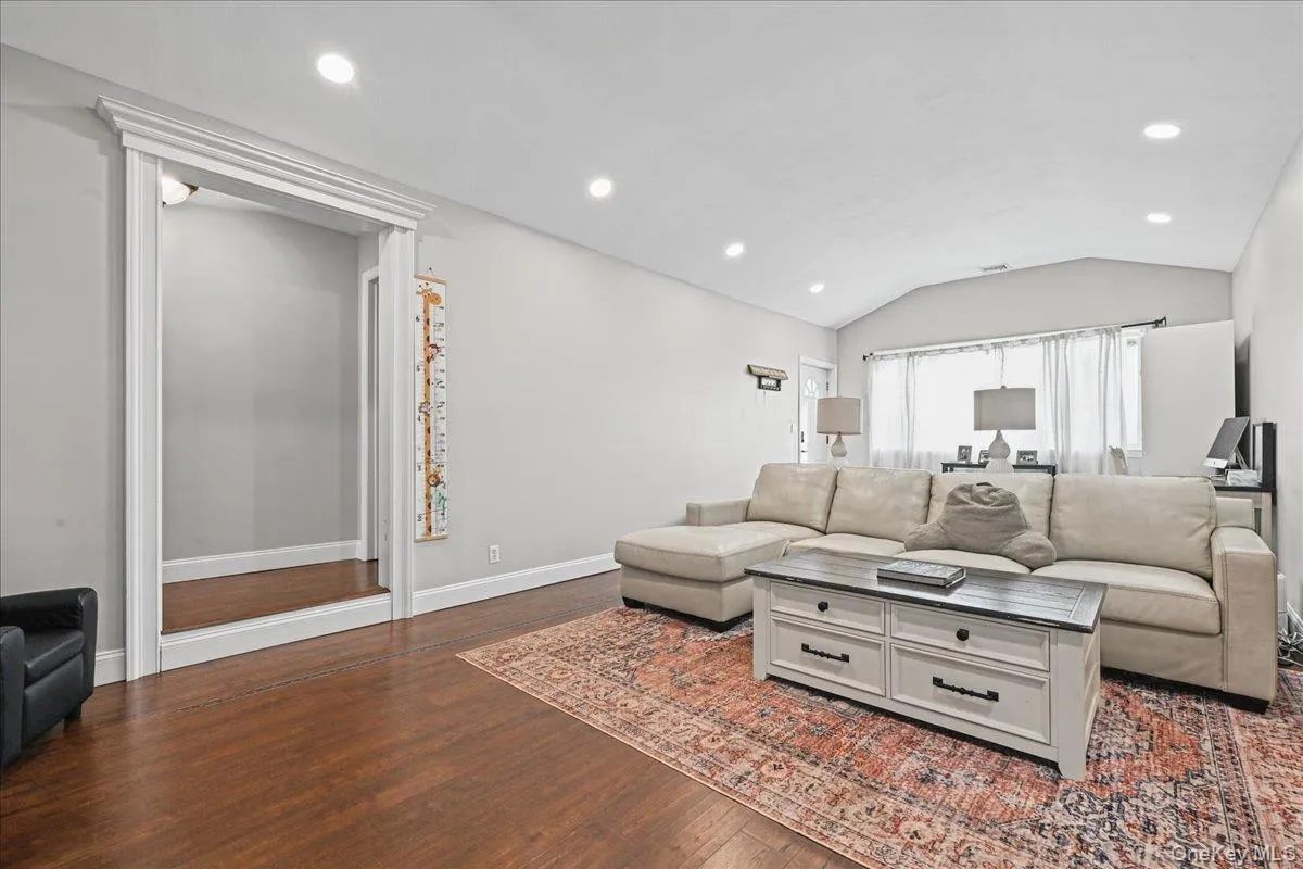865 Broadway, Oyster Bay, NY, 3 Bedrooms Bedrooms, 6 Rooms Rooms,2 BathroomsBathrooms,Residential,For Rent,Broadway,0,1065461 865 Broadway, Oyster Bay, NY, 3 Bedrooms Bedrooms, 6 Rooms Rooms,2 BathroomsBathrooms,Residential,For Rent,Broadway,0,1065461