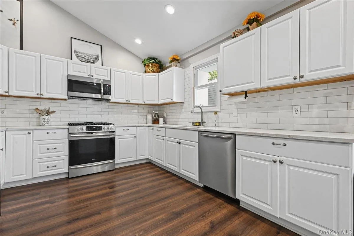 865 Broadway, Oyster Bay, NY, 3 Bedrooms Bedrooms, 6 Rooms Rooms,2 BathroomsBathrooms,Residential,For Rent,Broadway,0,1065461 865 Broadway, Oyster Bay, NY, 3 Bedrooms Bedrooms, 6 Rooms Rooms,2 BathroomsBathrooms,Residential,For Rent,Broadway,0,1065461
