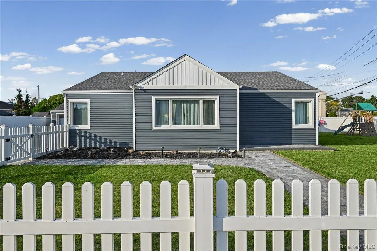 865 Broadway, Oyster Bay, NY, 3 Bedrooms Bedrooms, 6 Rooms Rooms,2 BathroomsBathrooms,Residential,For Rent,Broadway,0,1065461 865 Broadway, Oyster Bay, NY, 3 Bedrooms Bedrooms, 6 Rooms Rooms,2 BathroomsBathrooms,Residential,For Rent,Broadway,0,1065461