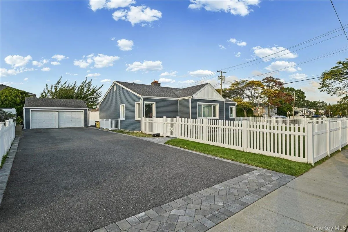 865 Broadway, Oyster Bay, NY, 3 Bedrooms Bedrooms, 6 Rooms Rooms,2 BathroomsBathrooms,Residential,For Rent,Broadway,0,1065461 865 Broadway, Oyster Bay, NY, 3 Bedrooms Bedrooms, 6 Rooms Rooms,2 BathroomsBathrooms,Residential,For Rent,Broadway,0,1065461