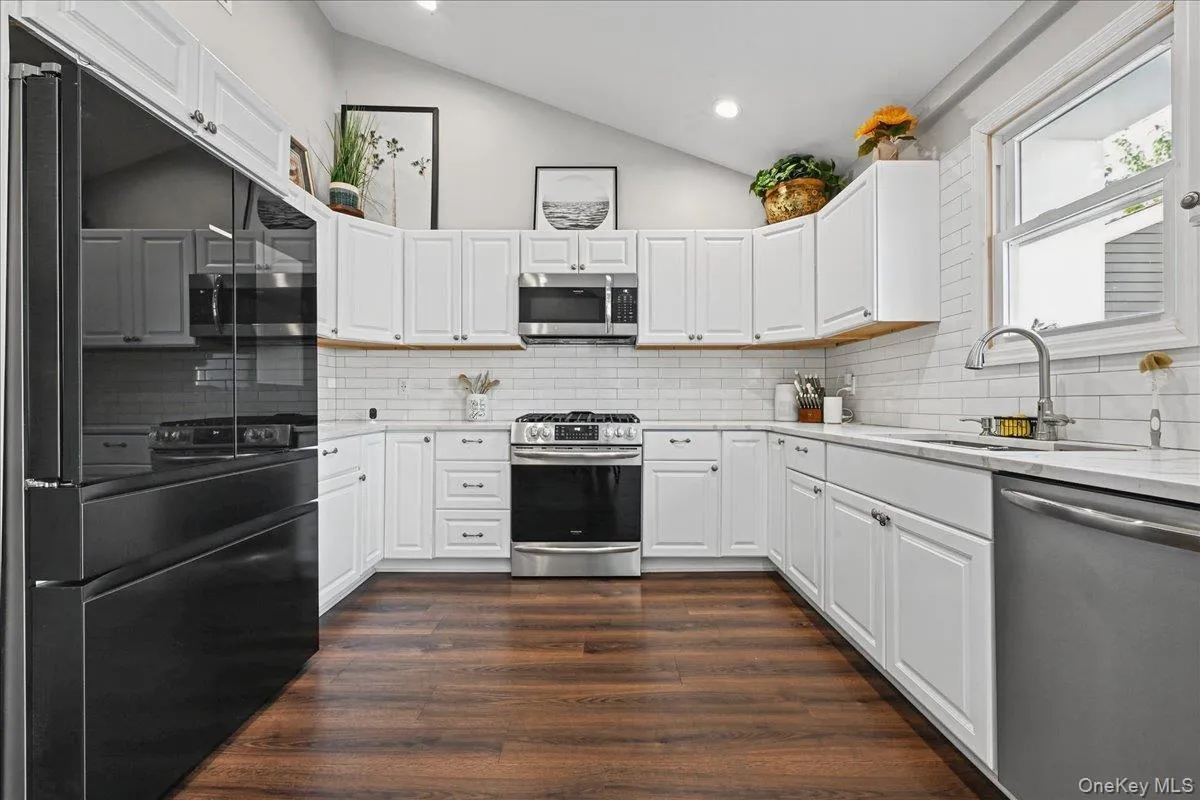 865 Broadway, Oyster Bay, NY, 3 Bedrooms Bedrooms, 6 Rooms Rooms,2 BathroomsBathrooms,Residential,For Rent,Broadway,0,1065461 865 Broadway, Oyster Bay, NY, 3 Bedrooms Bedrooms, 6 Rooms Rooms,2 BathroomsBathrooms,Residential,For Rent,Broadway,0,1065461
