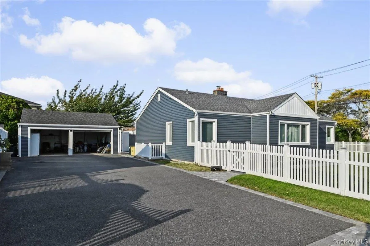 865 Broadway, Oyster Bay, NY, 3 Bedrooms Bedrooms, 6 Rooms Rooms,2 BathroomsBathrooms,Residential,For Rent,Broadway,0,1065461 865 Broadway, Oyster Bay, NY, 3 Bedrooms Bedrooms, 6 Rooms Rooms,2 BathroomsBathrooms,Residential,For Rent,Broadway,0,1065461