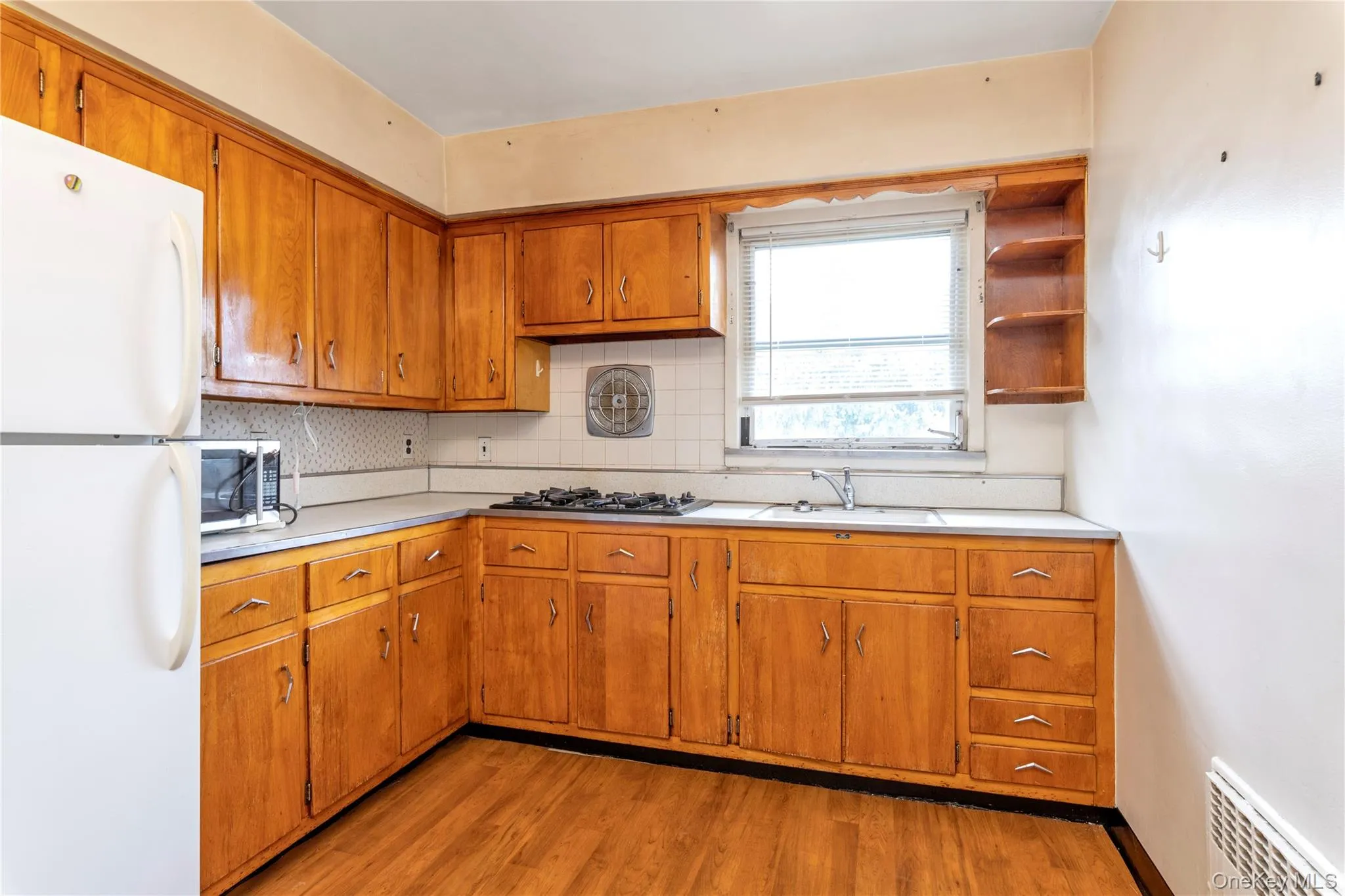 EAT-IN KITCHEN EAT-IN KITCHEN