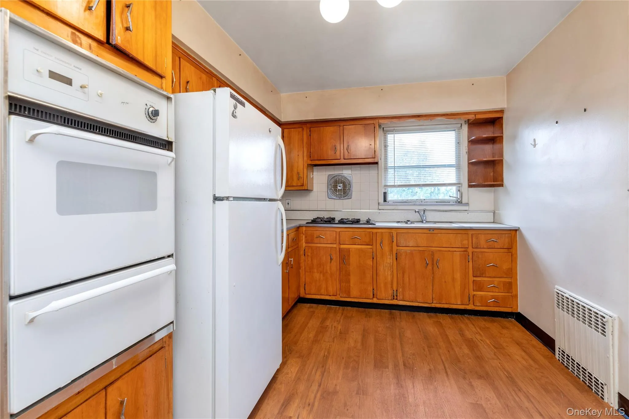 EAT-IN KITCHEN EAT-IN KITCHEN