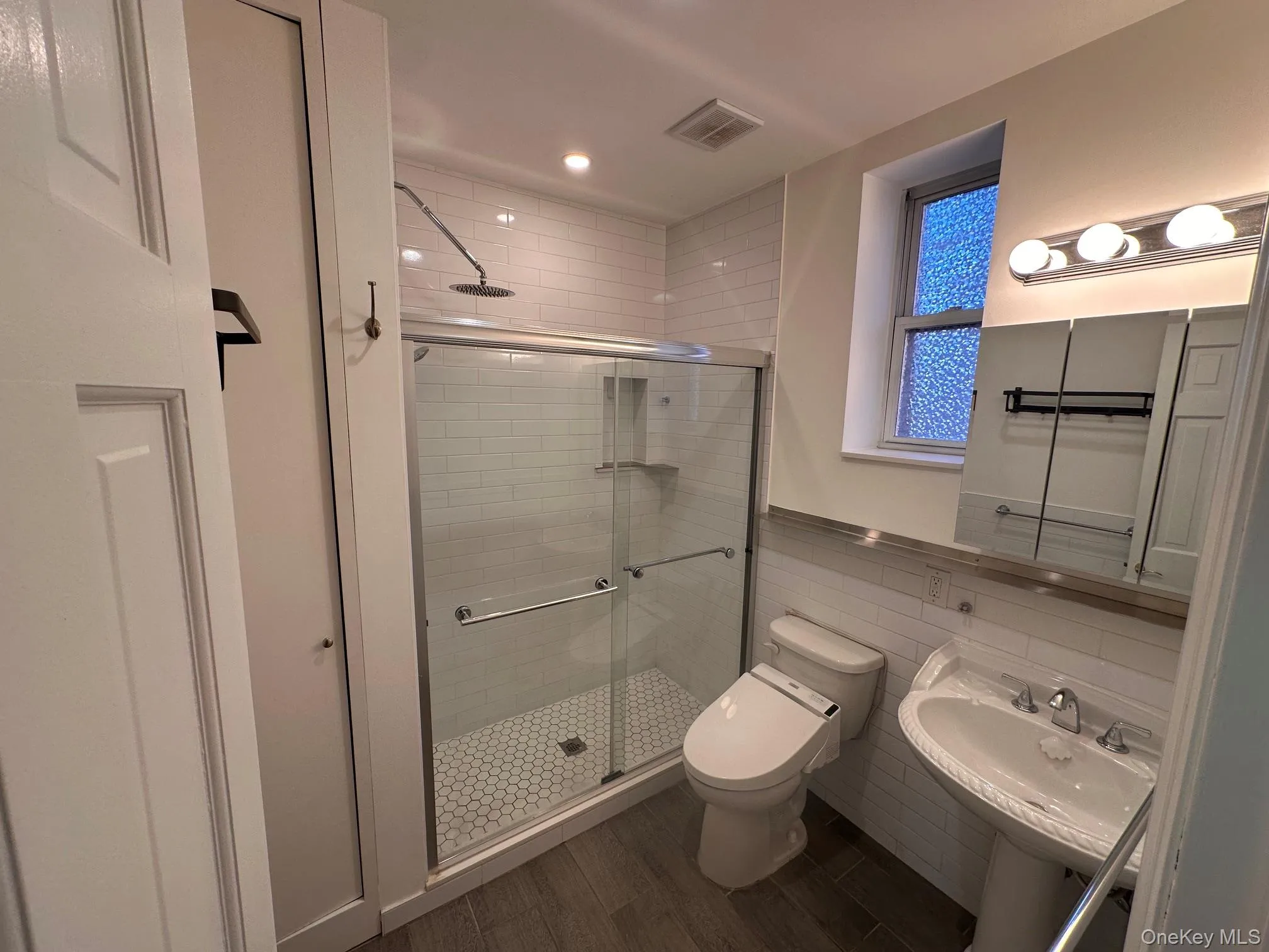 Full Bathroom with a window Full Bathroom with a window