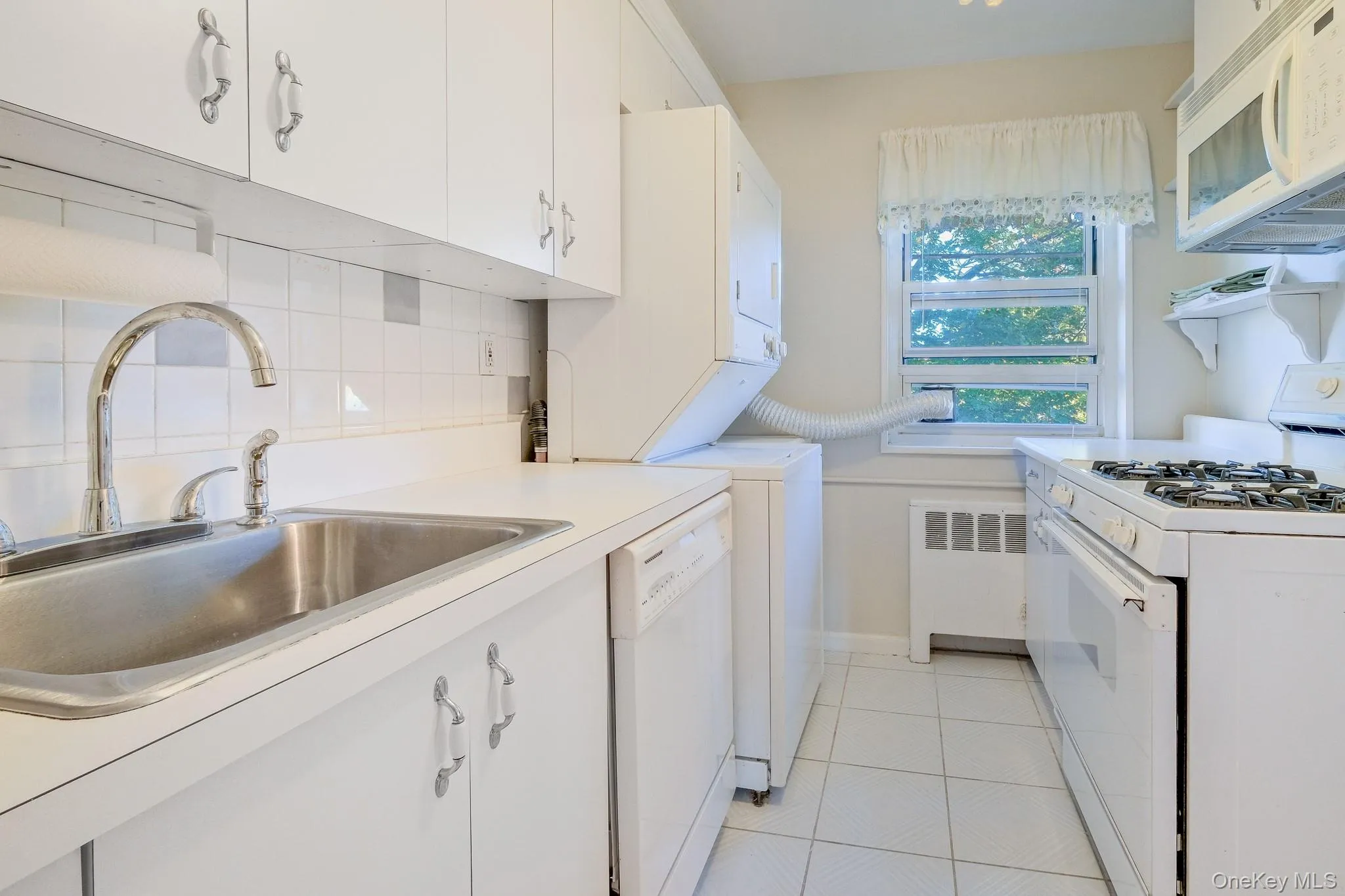 836 Broadway, Yonkers, NY, 2 Bedrooms Bedrooms, 5 Rooms Rooms,1 BathroomBathrooms,Residential,For Rent,Broadway,0,1065989 836 Broadway, Yonkers, NY, 2 Bedrooms Bedrooms, 5 Rooms Rooms,1 BathroomBathrooms,Residential,For Rent,Broadway,0,1065989