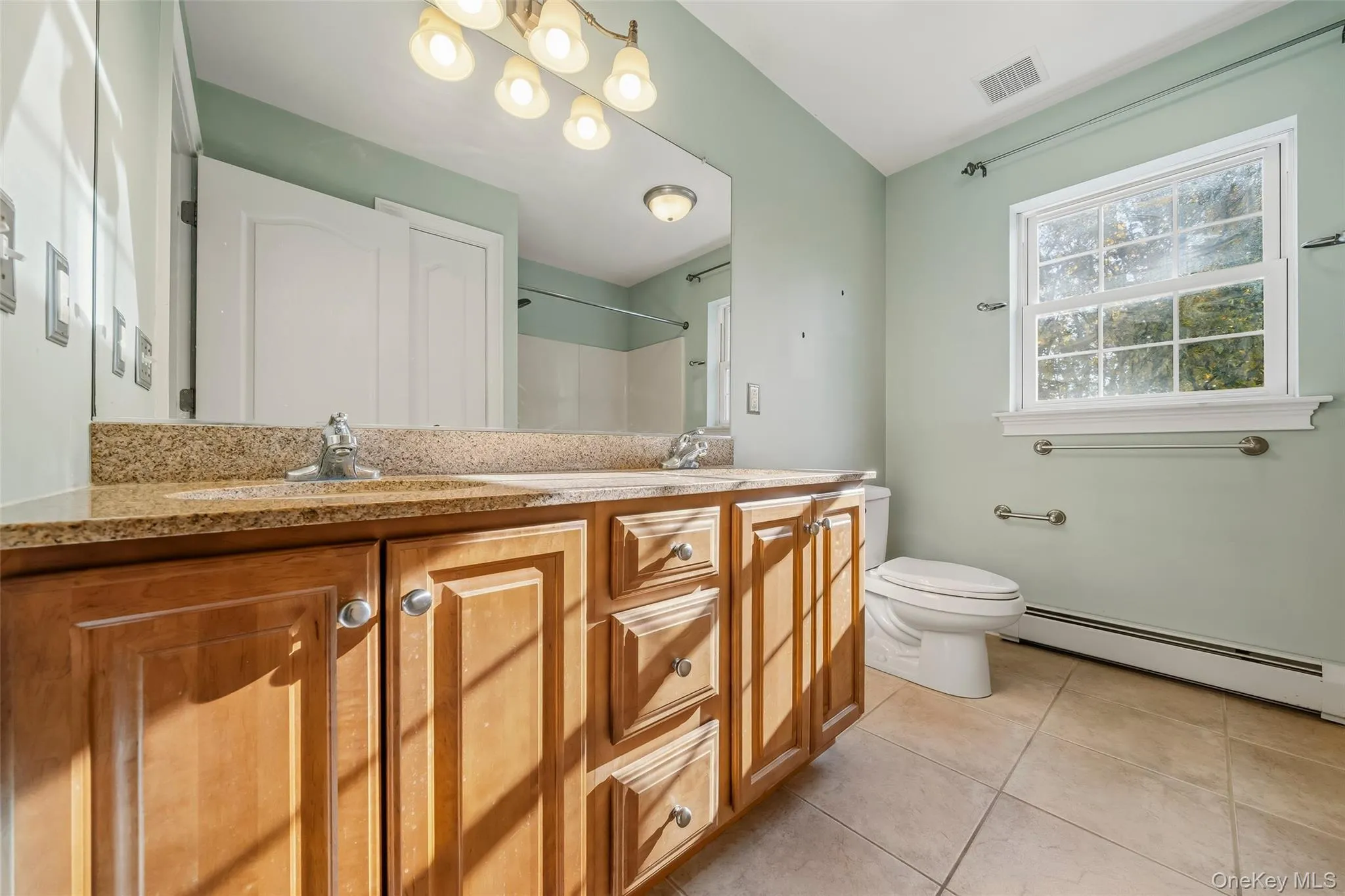 Hall full bahtroom, double granite vanity, tub, linen closet Hall full bahtroom, double granite vanity, tub, linen closet
