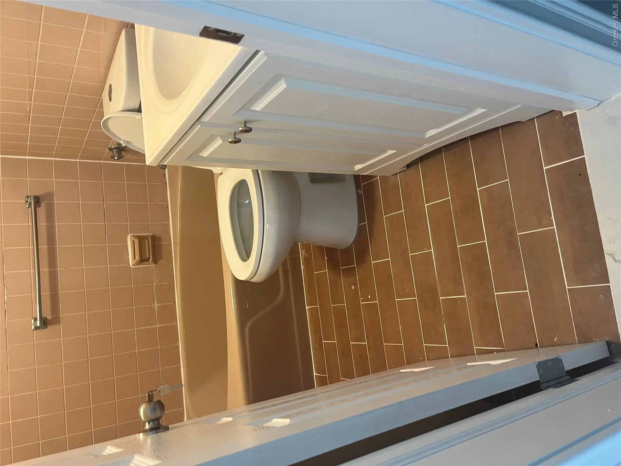 bathroom bathroom