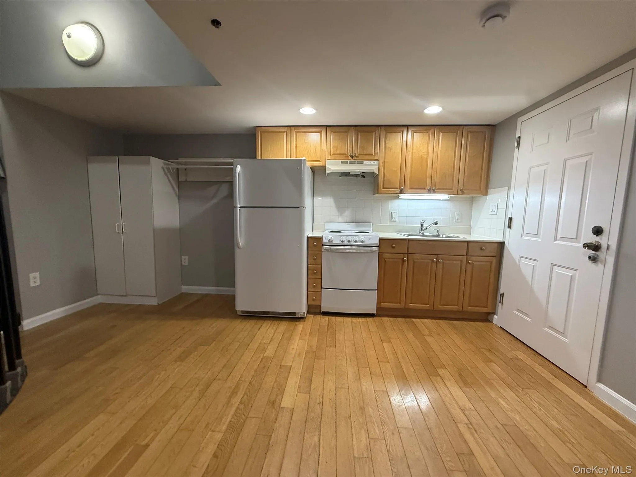 94 Fourth Avenue, Islip, NY , With , and , 2 Room , 1 Bathroom , For , Residential Lease , For Rent , 1067003 , MLSID,1067003 94 Fourth Avenue, Islip, NY , With , and , 2 Room , 1 Bathroom , For , Residential Lease , For Rent , 1067003 , MLSID,1067003