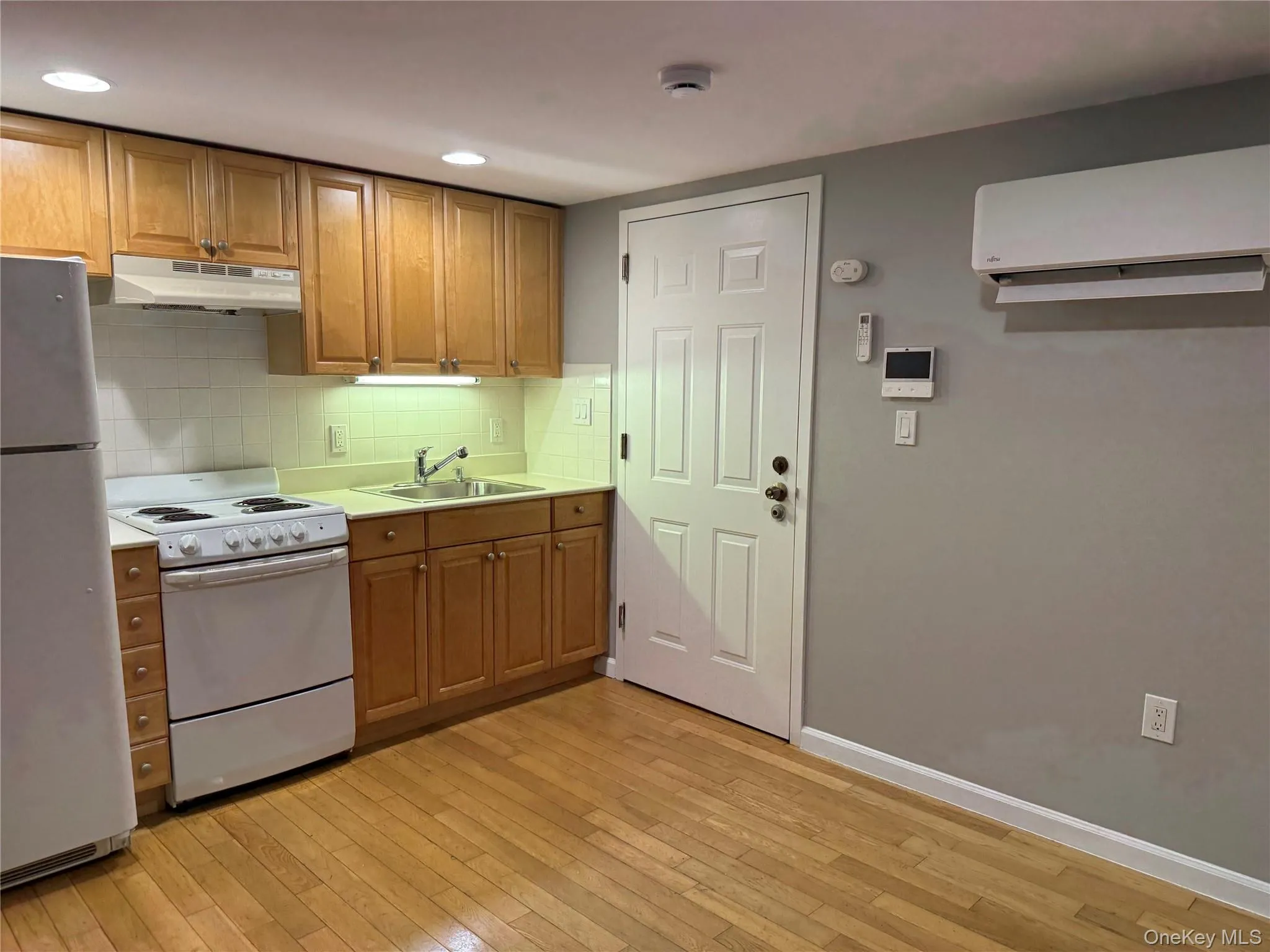 94 Fourth Avenue, Islip, NY , With , and , 2 Room , 1 Bathroom , For , Residential Lease , For Rent , 1067003 , MLSID,1067003 94 Fourth Avenue, Islip, NY , With , and , 2 Room , 1 Bathroom , For , Residential Lease , For Rent , 1067003 , MLSID,1067003