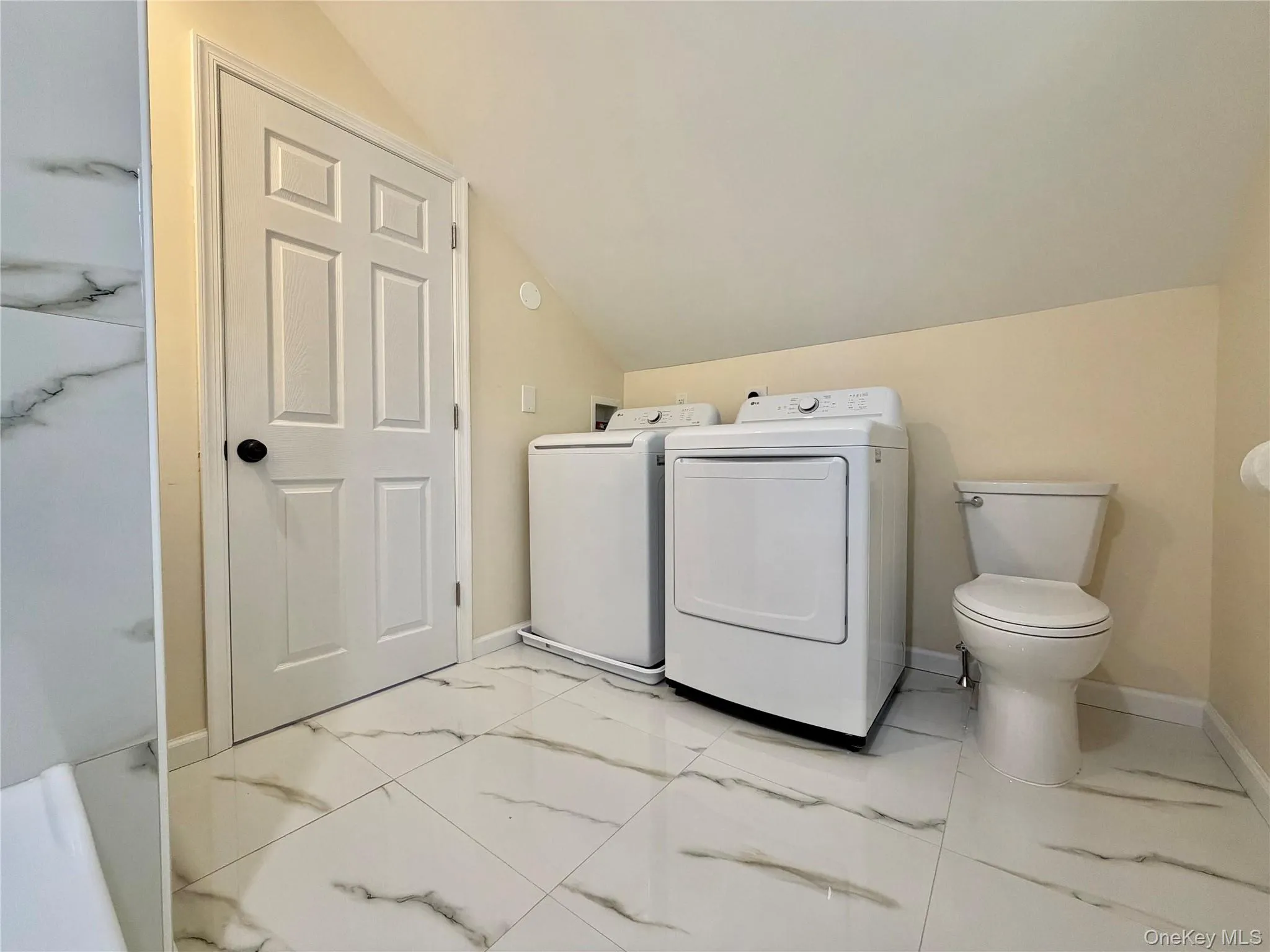 Full sized washer & dryer in bathroom Full sized washer & dryer in bathroom