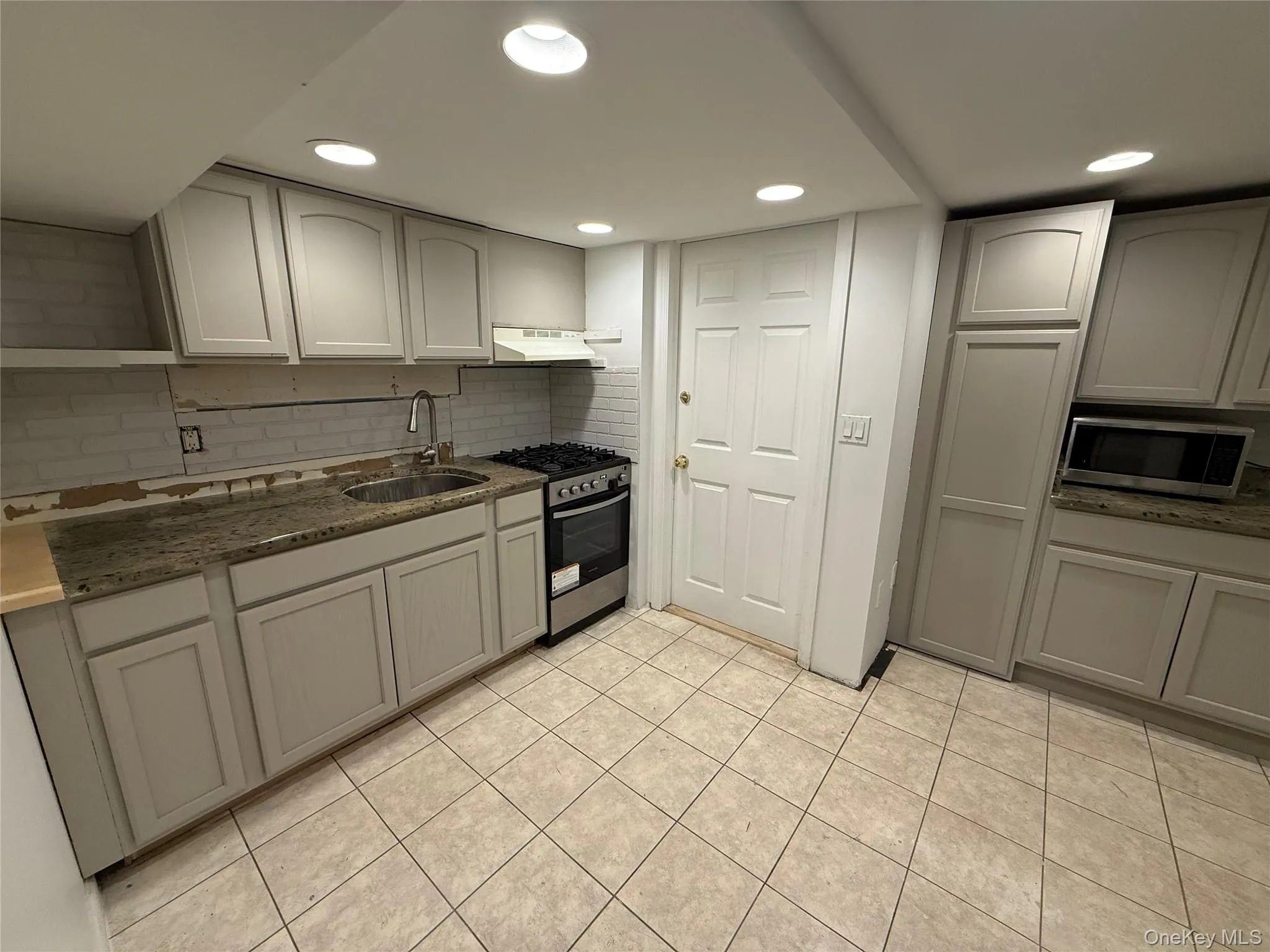 12 Hollo Drive, Brookhaven, NY , With , 1 Bedroom , and , 4 Room , 1 Bathroom , For , Residential Lease , For Rent , 1067243 , MLSID,1067243 12 Hollo Drive, Brookhaven, NY , With , 1 Bedroom , and , 4 Room , 1 Bathroom , For , Residential Lease , For Rent , 1067243 , MLSID,1067243