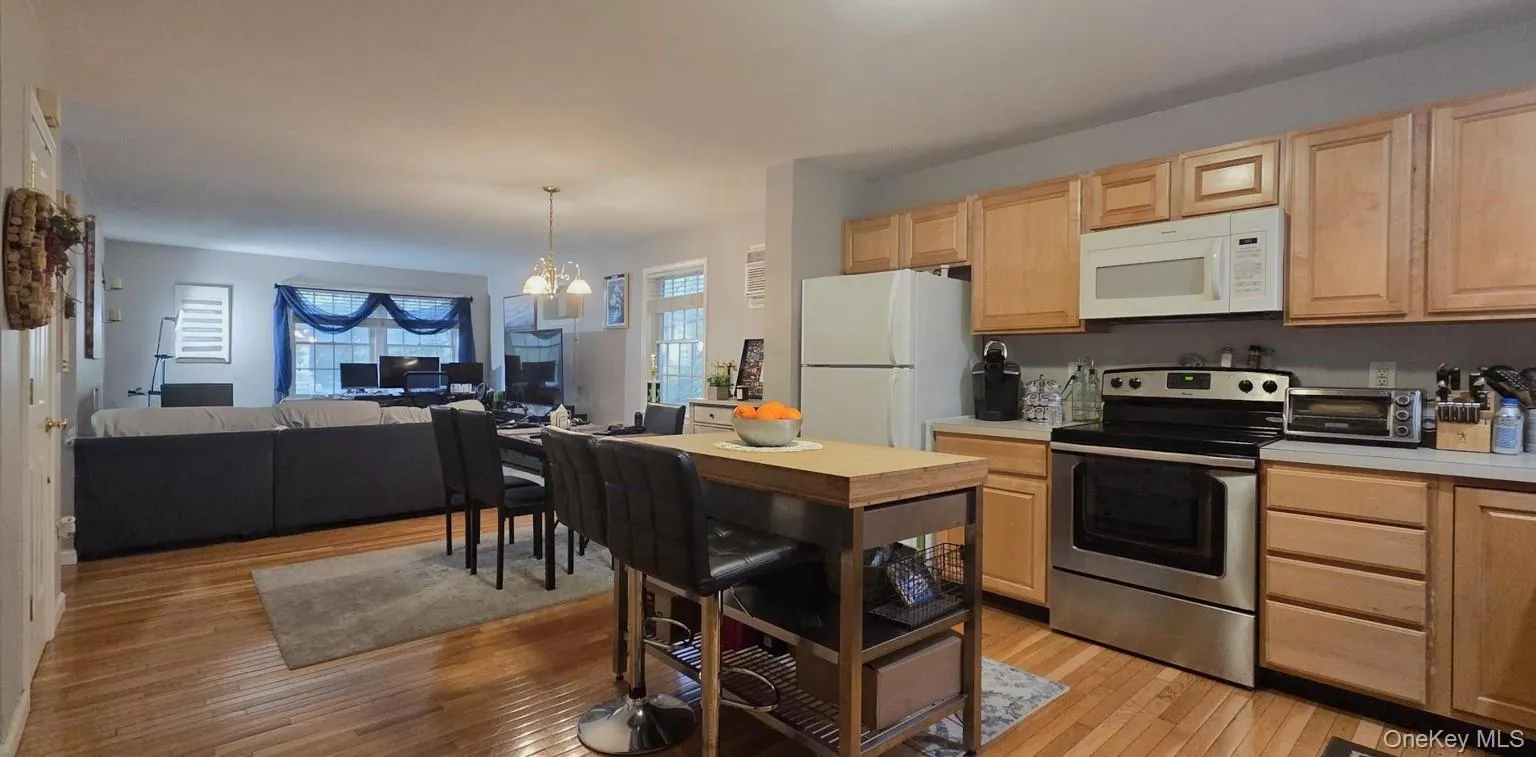 Wonderful open floor plan with hardwood floors! Wonderful open floor plan with hardwood floors!