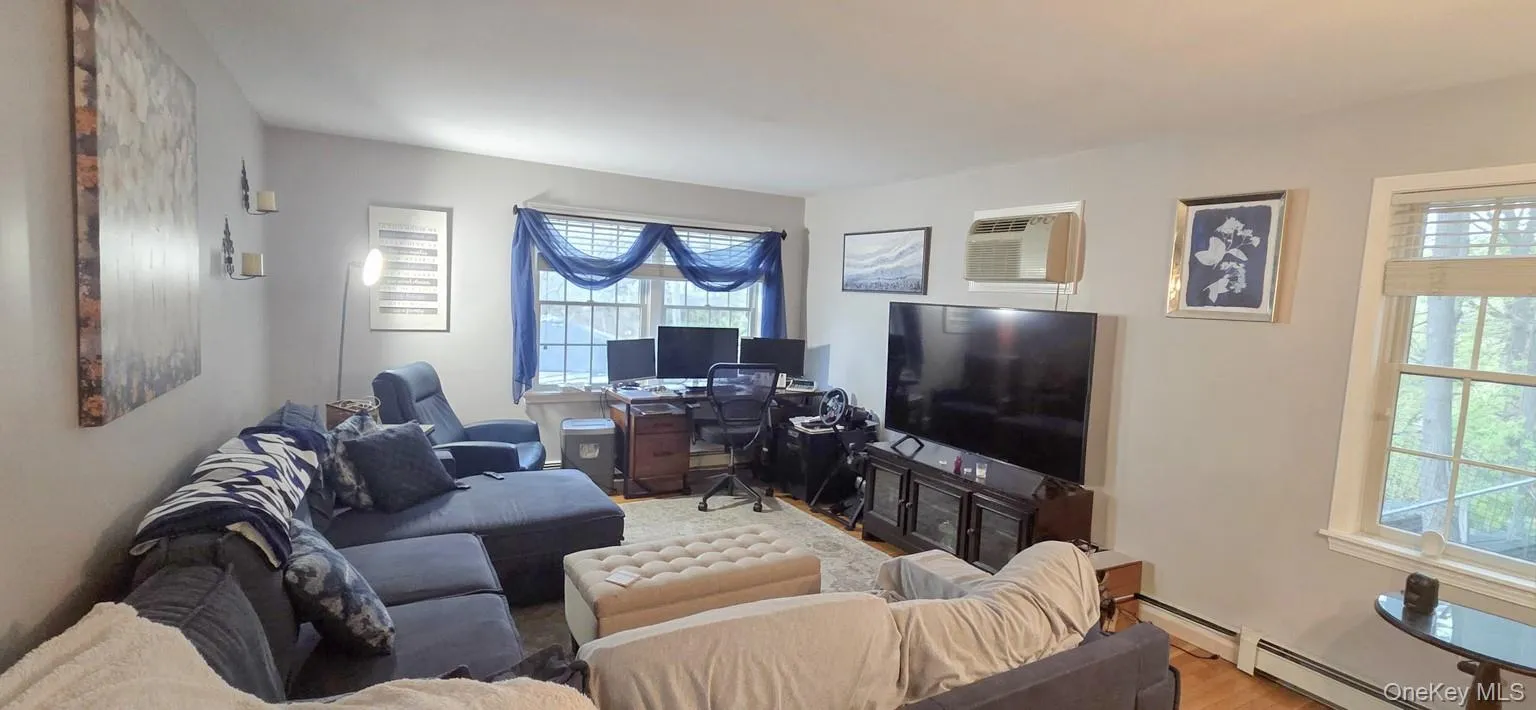 Comfortable and spacious living room Comfortable and spacious living room