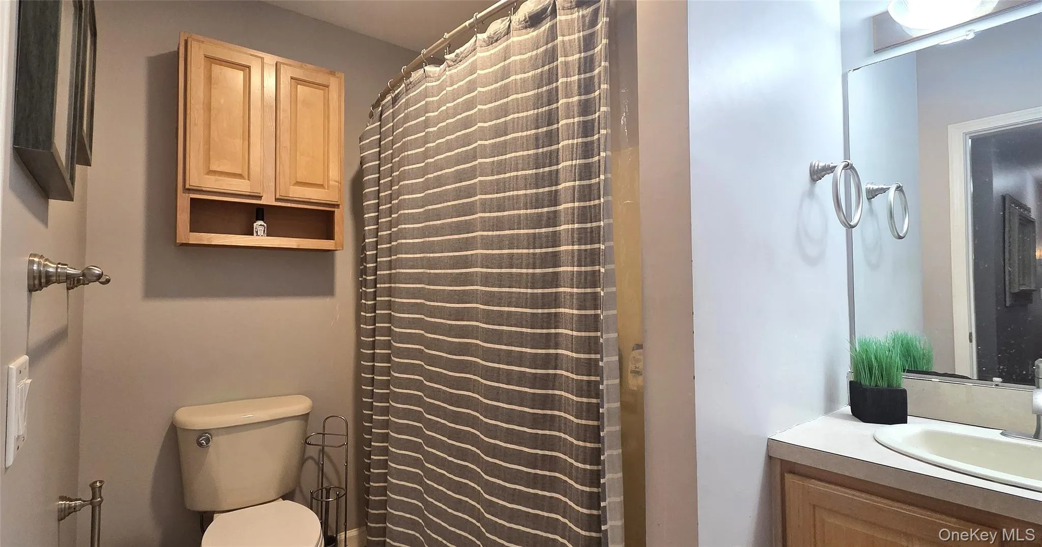 Hall bath has tub/shower combination Hall bath has tub/shower combination
