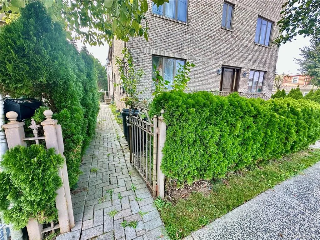 Private entrance, fully fenced Private entrance, fully fenced