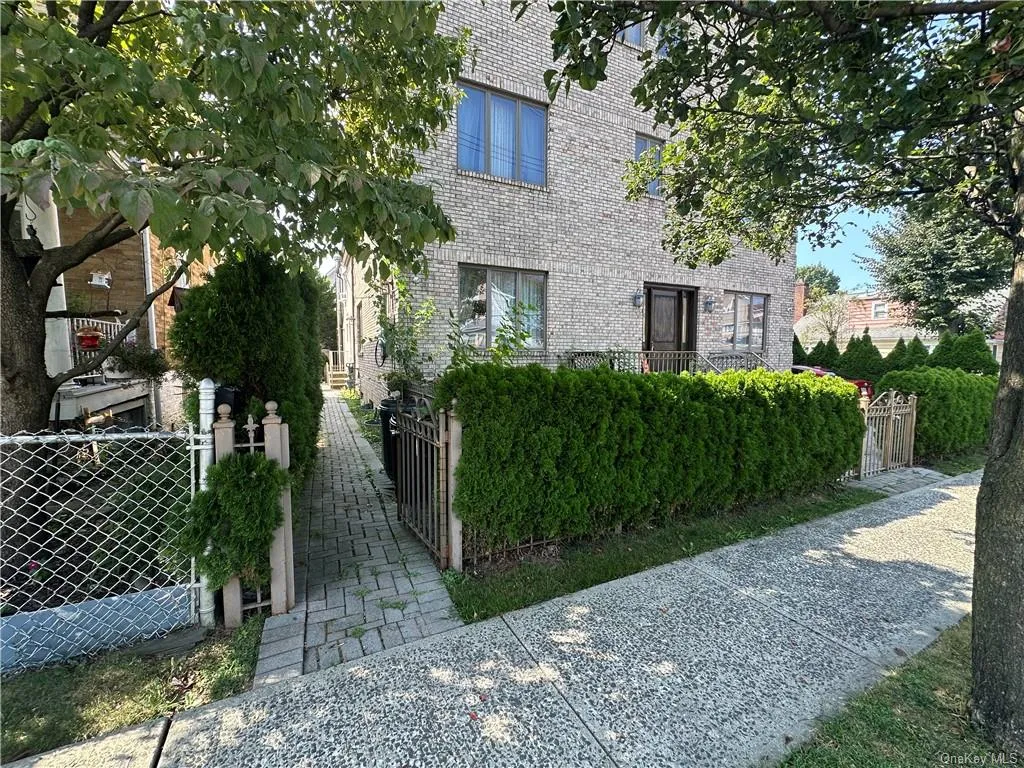 Private entrance, fully fenced Private entrance, fully fenced