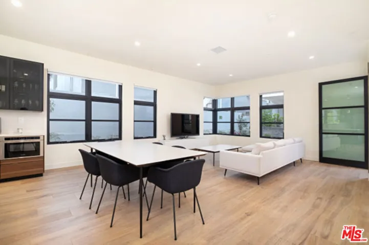 822 S Plymouth Boulevard 2, Los Angeles, California 90005