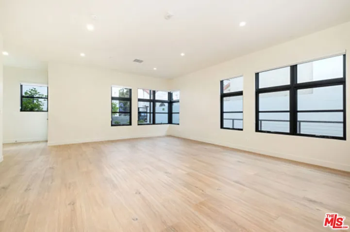 822 S Plymouth Boulevard 2, Los Angeles, California 90005