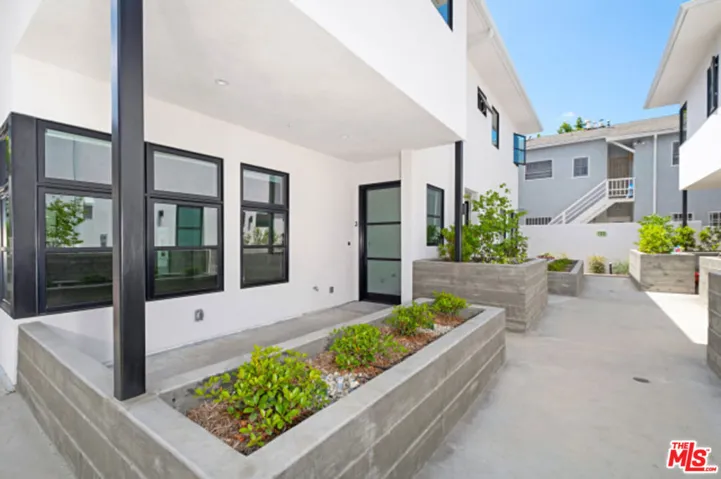 822 S Plymouth Boulevard 2, Los Angeles, California 90005
